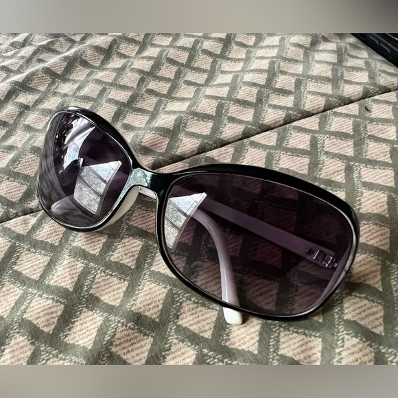 Vintage Simply Vera Wang Sunglasses - Picture 9 of 10